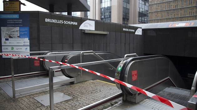 Zaven vchody do bruselskho metra v dob platnch psnch protiteroristickch opaten (21.11.2015)
