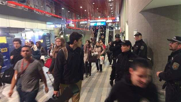 Policie kvli hrozb bomby evakuovala prask hlavn ndra (22.11.2015)