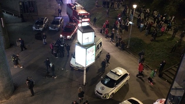 Kvli hrozb bomby policie uzavela prask hlavn ndra. (22.11.2015)