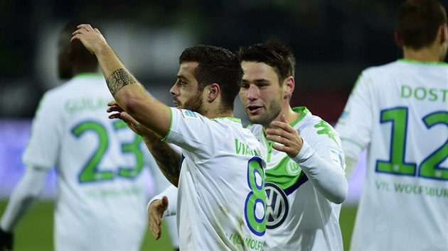 ZASTLELI SI. Fotbalist Wolfsburgu slav, doma vysoko porazili Brmy.