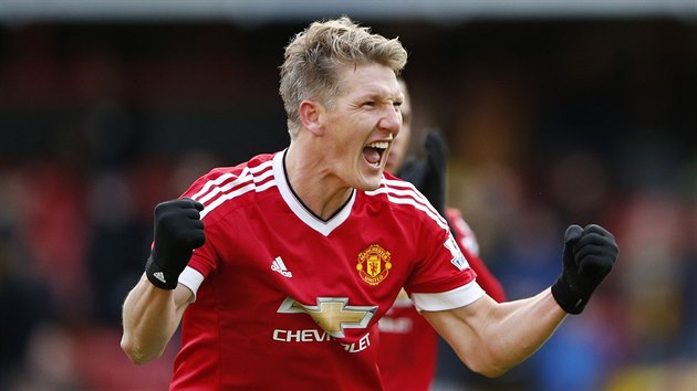 HRDINA NASTAVEN. Zlonk Bastian Schweinsteiger prv posl v 91. minut Manchester United do veden 2:1