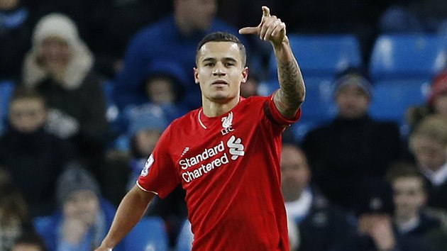 J, STELEC. Liverpoolsk Coutinho se raduje ze zsahu proti Manchesteru City.