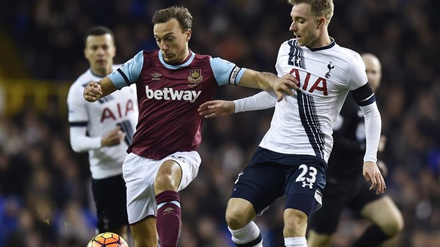 Mark Noble brn m ped Christianem Eriksenem bhem utkn Tottenhamu proti West Hamu.