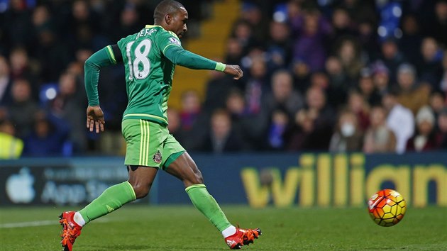 TO JE GL. Zkuen tonk Jermain Defoe vyuil hrubky obrany Crystalu Palace a touto stelou poslal Sunderland do veden.