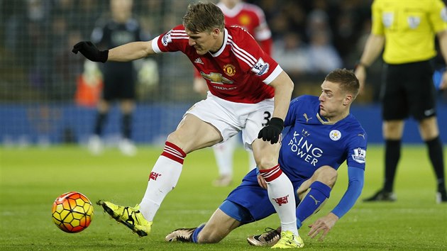 Jamie Vardy v souboji s Bastianem Schweinsteigerem. Stelci z prvnho poloasu zpasu mezi Leicesterem a Manchesterem United.