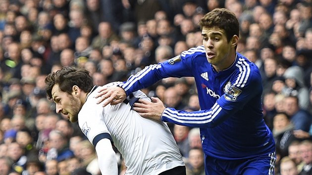 Oscar (vparvo) v dresu londnsk Chelsea se sna obejt Ryana Masona z Tottenhamu.