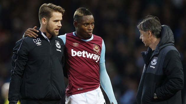 Diafra Sakho z West Hamu se v utkn trnctho kola Premier League proti West Bromu zranil a nemohl pokraovat ve he.