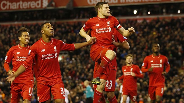 LIVERPOOLSK RADOST. James Milner (ve vskoku) slav spolu s Robertem Firminem (vlevo) a Jordonem Ibem gl do st Swansea.