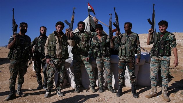 Asadova armda by by mohla bt koalici proti IS. Na snmku syrt vojci u Palmry (30. jna 2015)