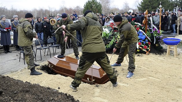 V ptek v Rusku pohbili Sergeje Pivovarova, jednoho z pilot sestelenho ruskho letounu (27. listopadu 2015)