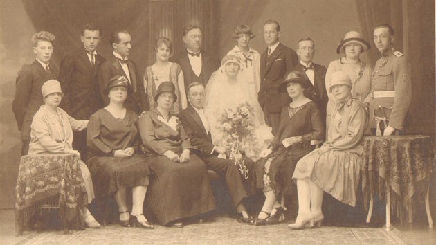 Svatba nejstar dcery jihlavskho starosty Rudolfa Veverky v roce 1927. Druh zleva stojc je Otto Veverka, ddeek Martina Latoviky. tvrt zleva je manelka starosty Rudolfa, pt zleva starosta Rudolf Veverka.