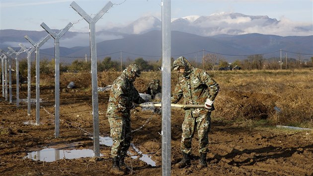 Makedont vojci stav na hranicch s eckem plot pro uprchlkm (28. listopadu 2015).