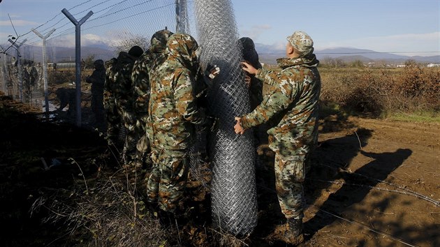 Makedont vojci stav na hranicch s eckem plot pro uprchlkm (28. listopadu 2015).