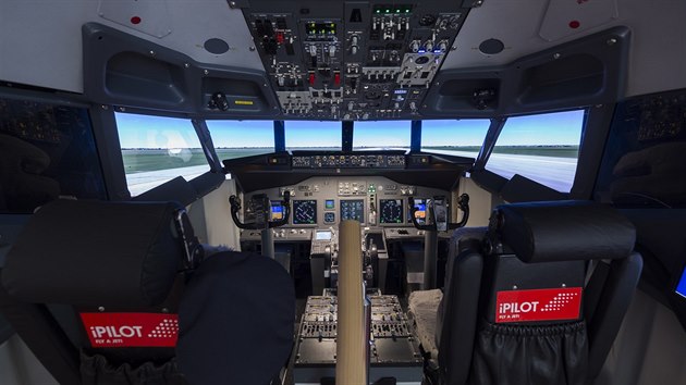 Kokpit simultoru Boeingu 737 ve spolenosti iPilot.