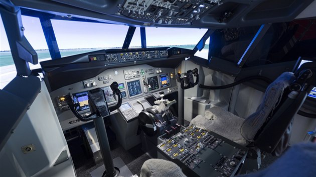 Kokpit simultoru Boeingu 737 ve spolenosti iPilot.