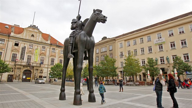 Jaroslav Róna - Odvaha. Jezdecké soše Jošta se v Brně začalo přezdívat žirafa.
