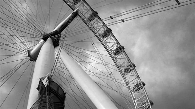 Vyhldkov kolo London Eye vysok 135 metr stoj na behu eky Teme. A do roku 2006 bylo nejvym vyhldkovm kolem na svt. 