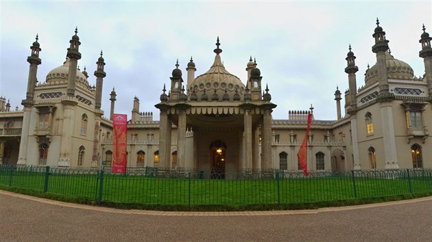 Royal Pavilion v Brightonu byl v letech 1787 - 1808 vyuvn Princem z Walesu jako letn rezidence. Cel stavba byla navrena v indicko-saracnskm stylu, kter pevldal v architektue Blzkho vchodu v 19. stolet. 