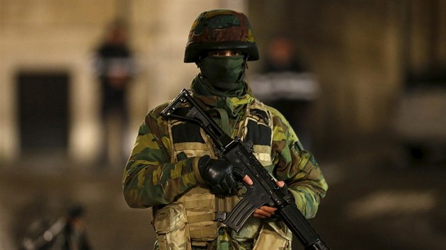 Belgick vojk v ulicch Bruselu (22. listopadu 2015).