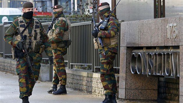 Belgit vojci hldaj sdlo Evropsk rady v Bruselu. (23. listopadu 2015)