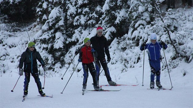 Členové Ski klubu Šumava už trénují na sněhu na Zadově.