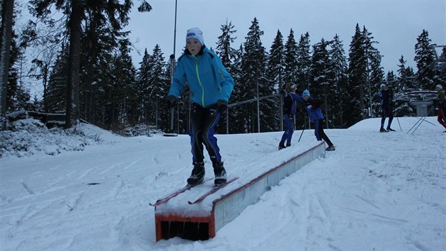 Trénink si zpestřili na překážkách ve snowparku.