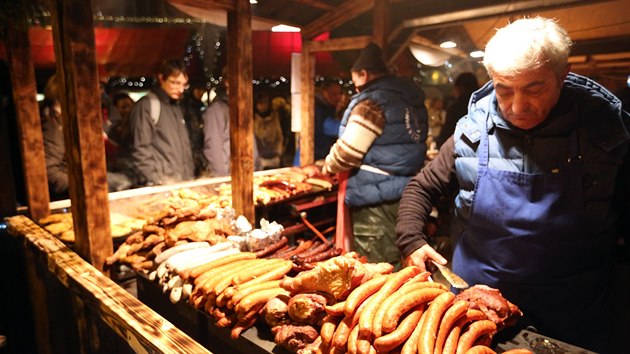 Na nmst Svobody byl slavnostn rozvcen vnon stromeek. Pri rozvcen pomhal i andl.