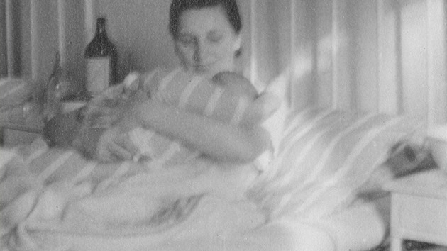 15. 1. 1942 se narodil Reihard Hartmann, na snímku v porodnici s maminkou Kathi. Popisek pod fotkou praví: Kathi mit Reini, Klinik in Prag.