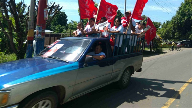 Okolojedoucí auto pedvolebních agitátor v Guatemale...