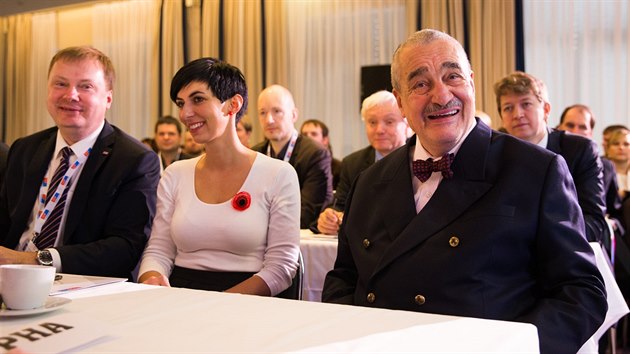 Karel Schwarzenberg mezi delegty na stranickm snmu TOP 09 (28. listopadu 2015).