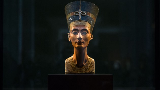 Krlovna Nefertiti. Jej busta star 3300 let je k vidn v Berln.