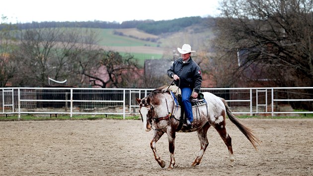 Chovatel koní Milan Dolínek nepochází z rodiny koňáků, avšak studoval chovatelství v Kladrubech nad Labem.