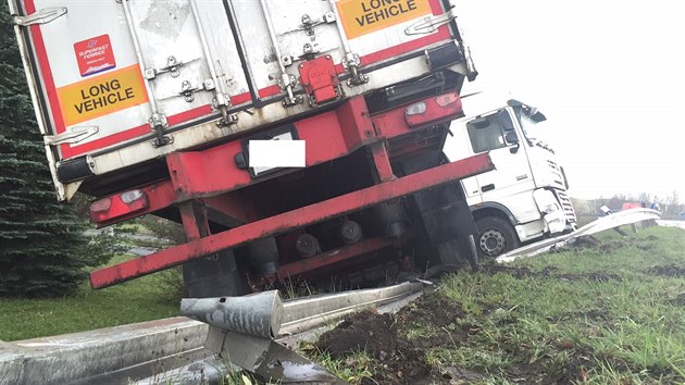 Kamion prorazil na ernm Most na sjezdu z Praskho okruhu smrem do ulice Chlumeck svodidla (21. listopadu 2015).