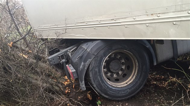 Kamion prorazil na ernm Most na sjezdu z Praskho okruhu smrem do ulice Chlumeck svodidla (21. listopadu 2015).