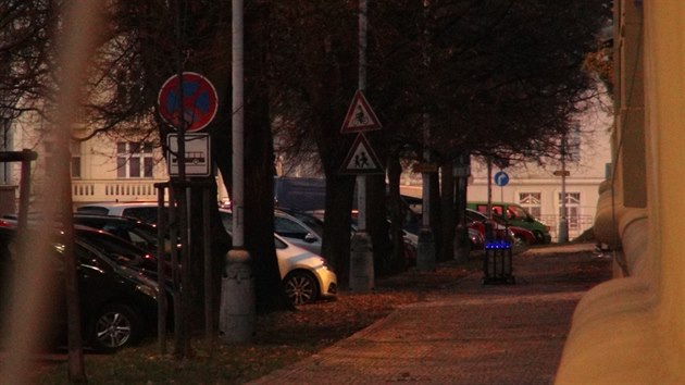 Policist uzaveli kvli podezelmu automobilu ulici Parlovu nedaleko Praskho hradu (21. listopadu 2015).