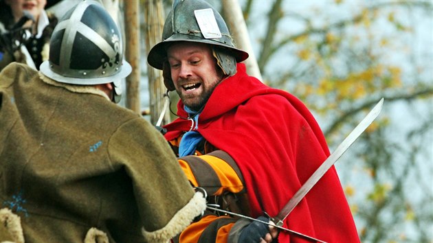 Skupina historického šermu Corporal uspořádala připomínku události před 370 lety, kdy hrad Kunětickou horu vypálila švédská armáda.