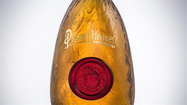 Leton design aukn lahve Pilsner Urquell, kter v dobroinn aukci ped Vnocemi opt pome Centru Paraple.