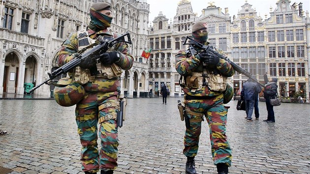 Policist hldaj nmst Grand Place v centru Bruselu.