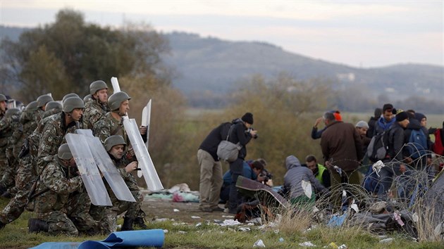 Makedonská policie hlídá hranici s Řeckem u města Gevgelija poté, co se ji pokusili přejít migranti.