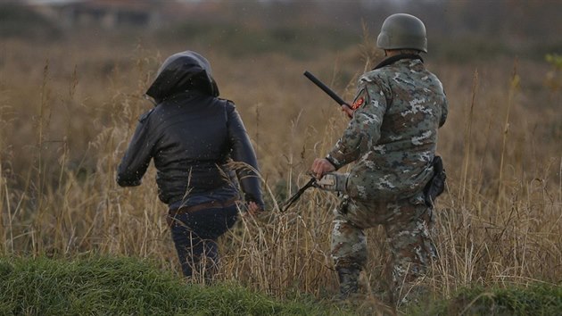 Makedonsk policista pronsleduje bence, kter se pokusil pekroit hranici s eckem u msta Gevgelija.