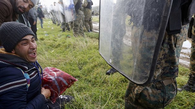 Uprchlíci z Maroka se pokoušejí překročit řecko-makedonskou hranici u města Gevgelija.