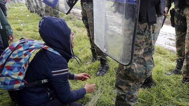 Uprchlíci z Maroka se pokoušejí překročit řecko-makedonskou hranici u města Gevgelija.