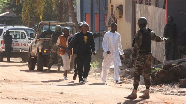 Islamist pepadli luxusn hotel v maliskm Bamaku (20. listopadu 2015)