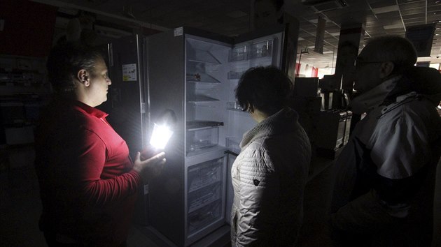 Vpadek proudu v obchodu s elektronikou na Krymu (22. listopadu 2015)