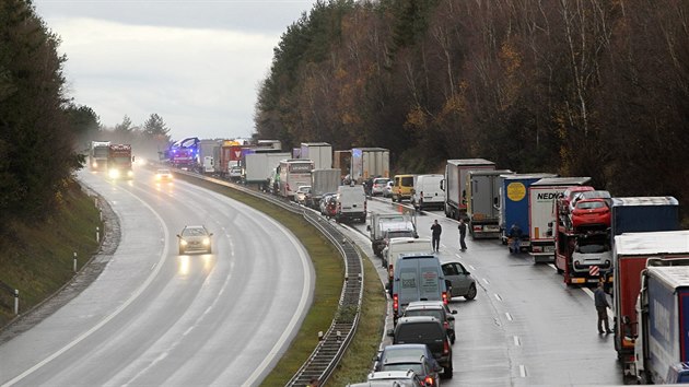 Nehoda soupravy pevejc osobn auta zastavila 20. listopadu rno na 80. kilometru dlnice D1 provoz ve smru na Prahu.