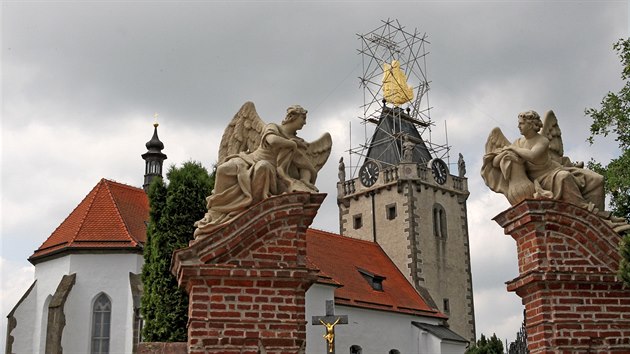 Pozlacen korouhev na kostele v Budiov je podle mnohch zdroj druhou nejvt na svt. Snmek je z instalace korouhve po jej oprav v roce 2011.