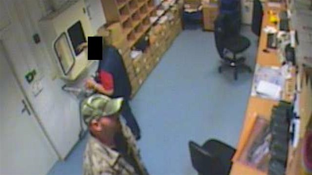 Falešný policista ukradl v kladenském hypermarketu 172 tisíc korun (7.11.2015).