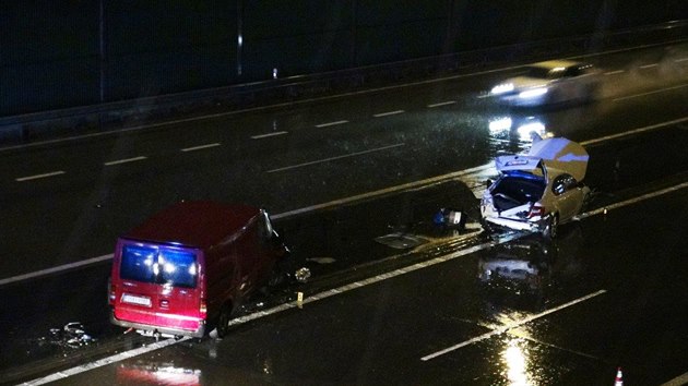 Dodávka smetla řidičku, která vystoupila po nehodě na Pražském okruhu z auta (19.11.2015).