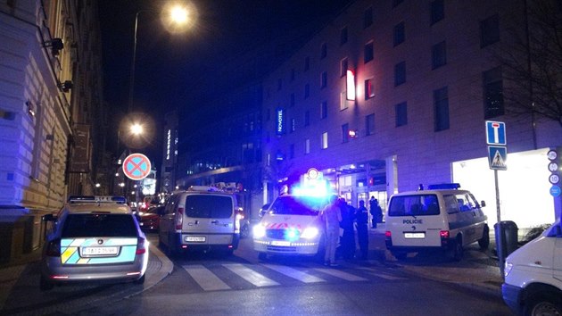 V Kateřinské ulici skočil z okna hotelového pokoje muž, místo poté kvůli výhrůžkám prohledával pyrotechnik (23.11.2015).