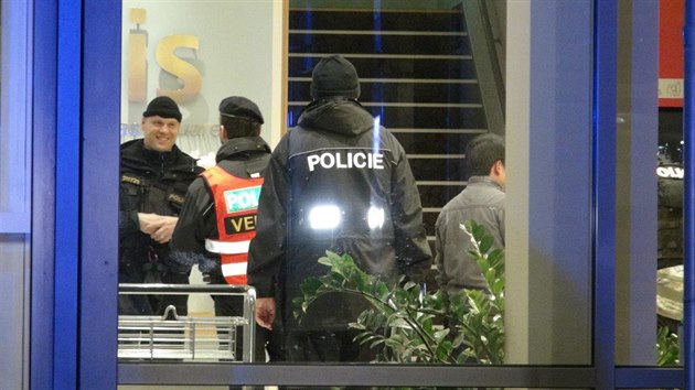 V Kateřinské ulici skočil z okna hotelového pokoje muž, místo poté kvůli výhrůžkám prohledával pyrotechnik (23.11.2015).